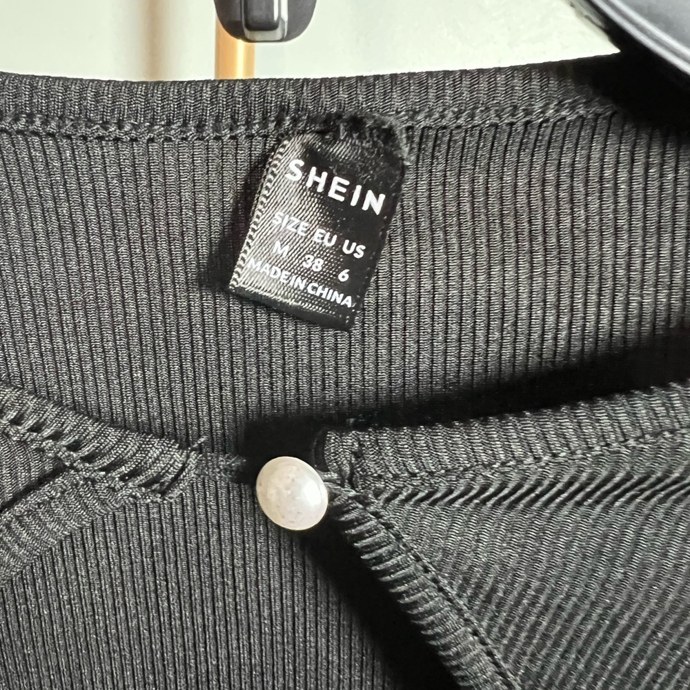 SHEIN Black Crop Top with Trendy Design and Comfortable Fit - Picture 3 of 3